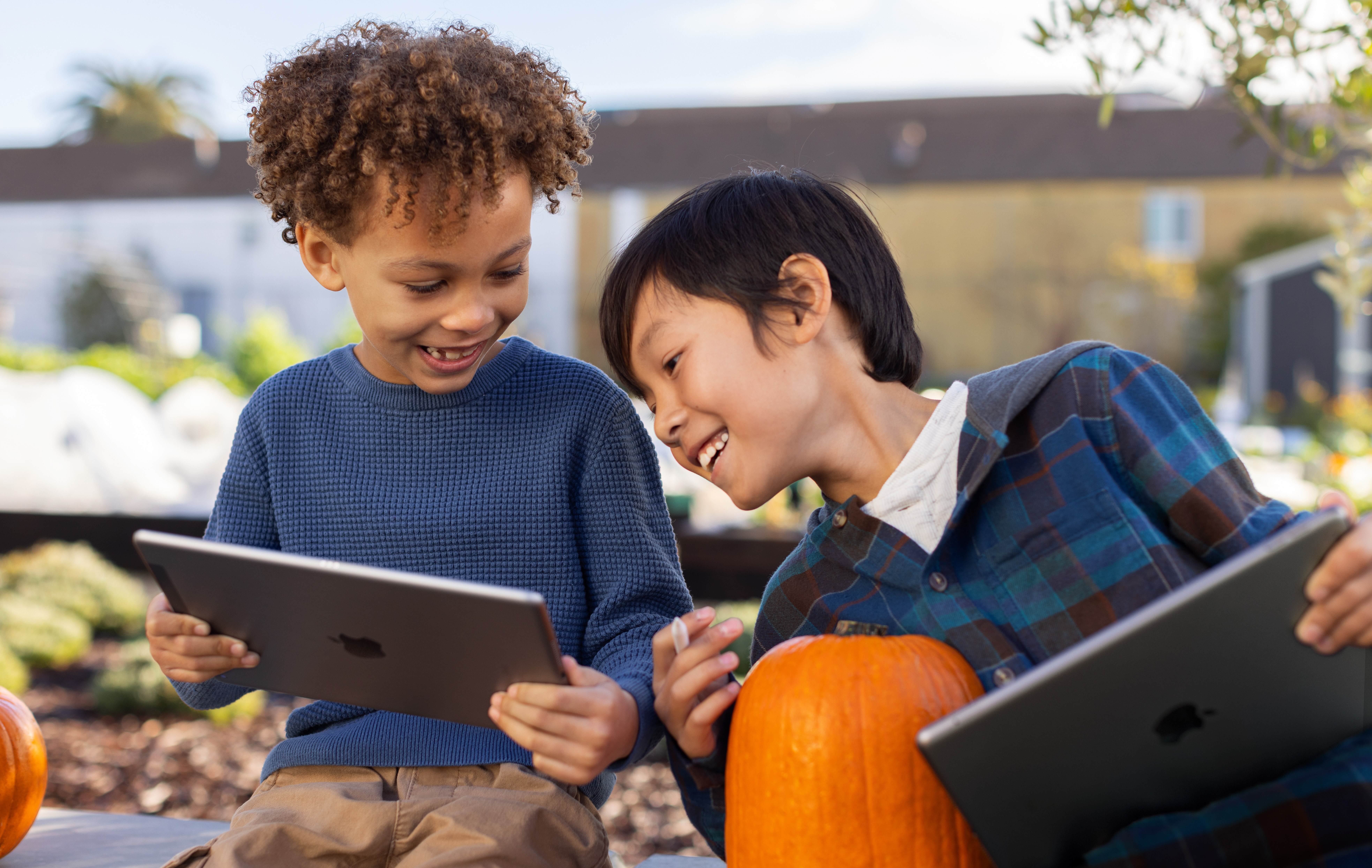 Les enfants avec des appareils Apple